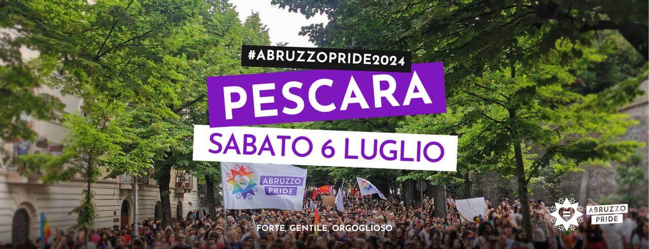 Banner ABruzzo pride 2024. 06 luglio. sullo sfondo folla c cammina a Chieti sventolando le bandiere durante l'ultimo pride